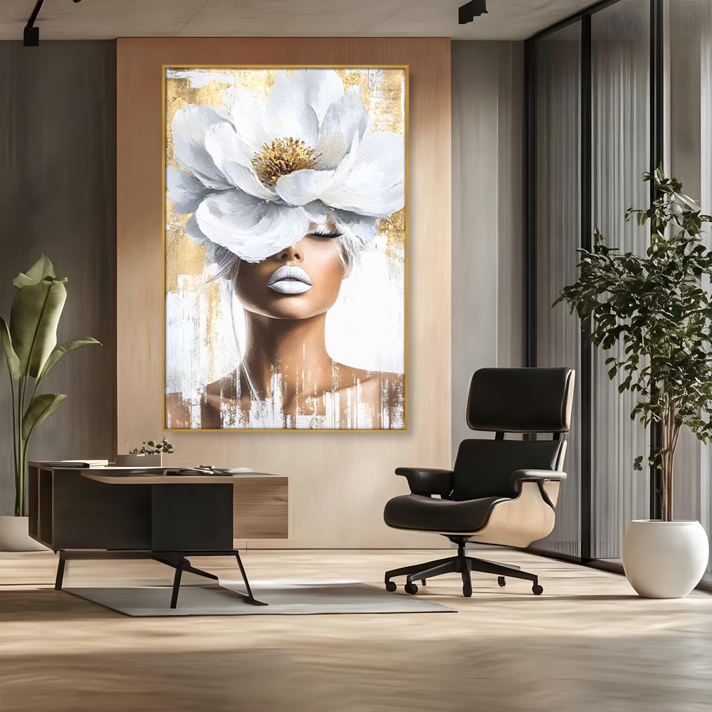 Tablou canvas cu tablou canvas cu portret de femeie si magnolie, in rama de aluminiu auriu, pe perete intr-un birou